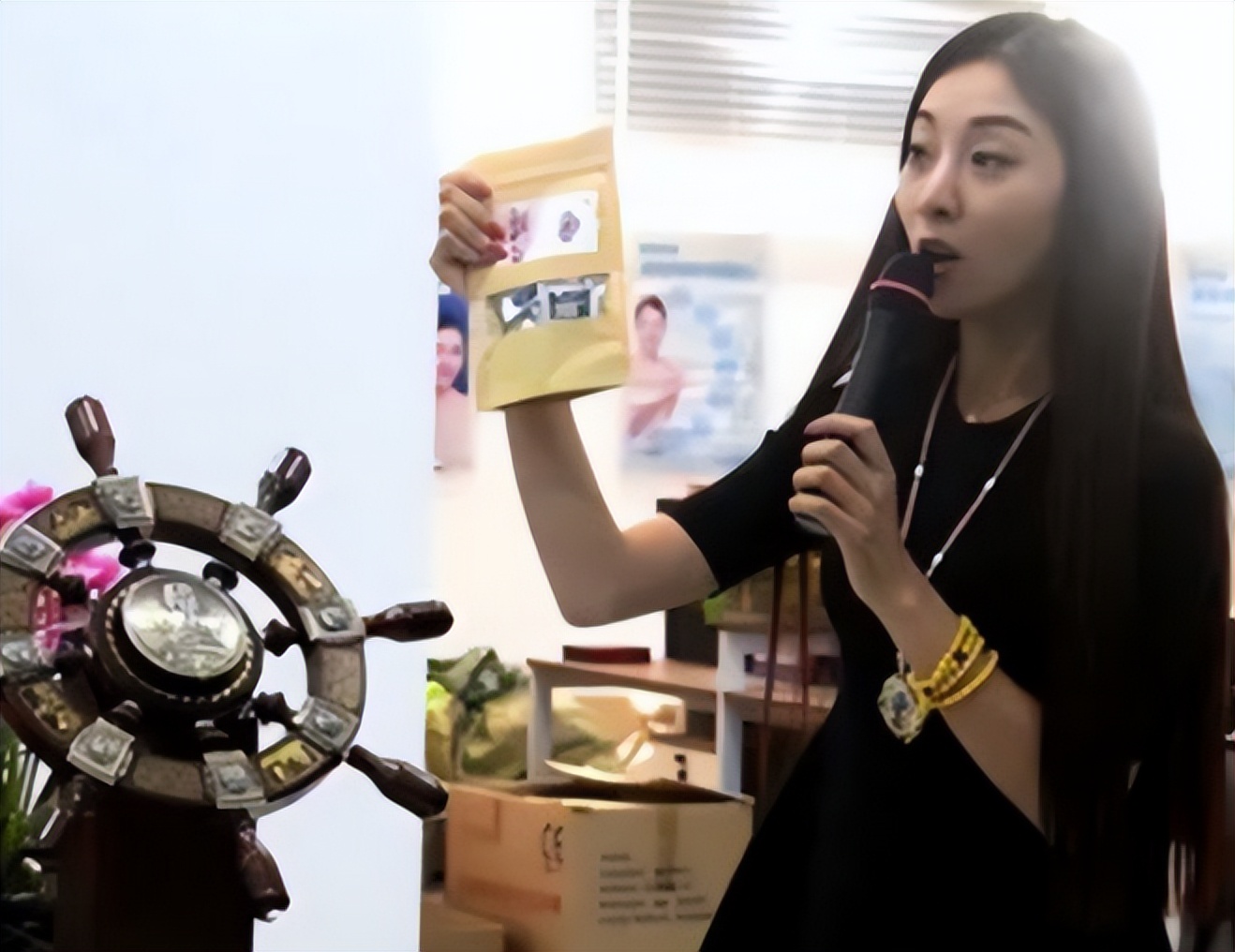 闺蜜花20万试管生混血宝宝视频,30岁女模特试管生下混血三胞胎