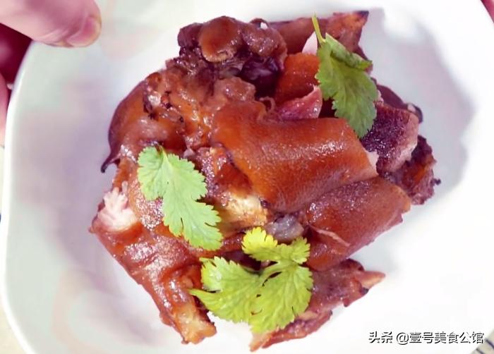 年夜饭酱猪蹄这样做软烂入味,软烂入味的酱猪蹄