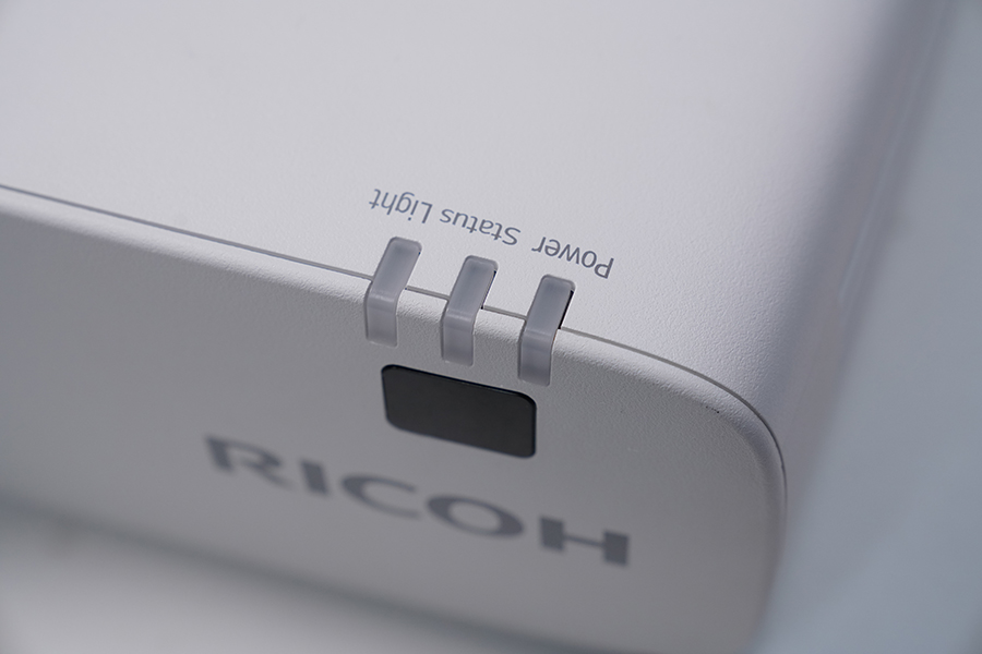 兼顾高亮度和0仰角超短焦,理光RU226ST商务投影仪上手评测