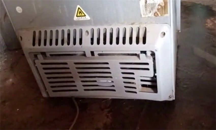 冰箱底部的储水盒要不要流水,冰箱底下淌污水是怎么回事