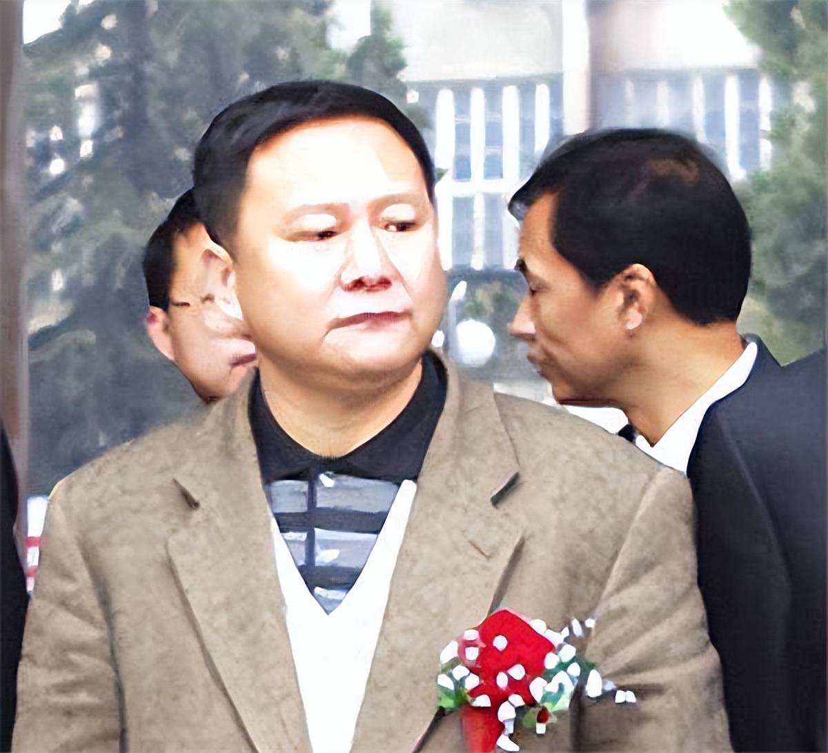 案例：纪委副书记杜湘成：在北京“开洋荤”被抓：我要打个电话