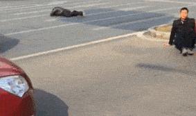 一哥们在殡仪馆守灵，闲着无聊，半夜用手机搜附近的人