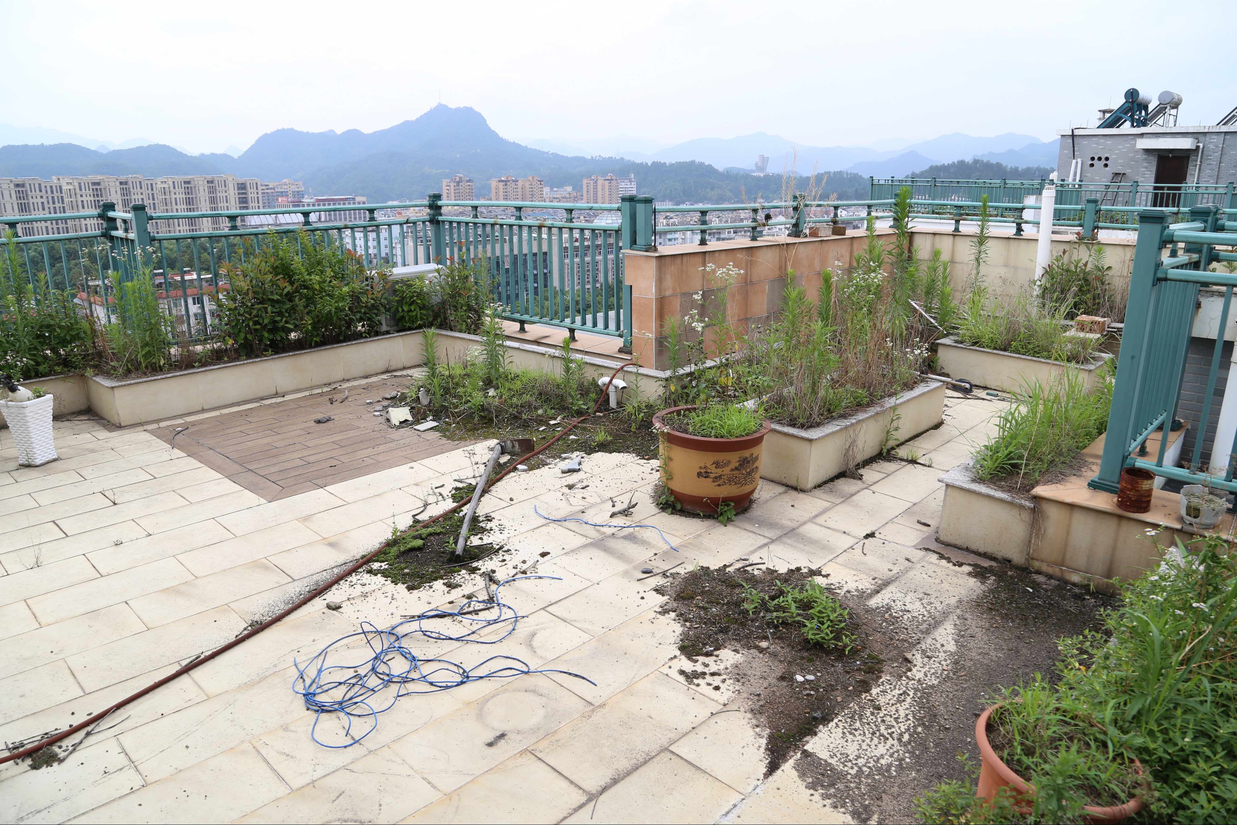 顶楼漏水为什么还有人买,顶楼漏水低层业主需要承担费用吗