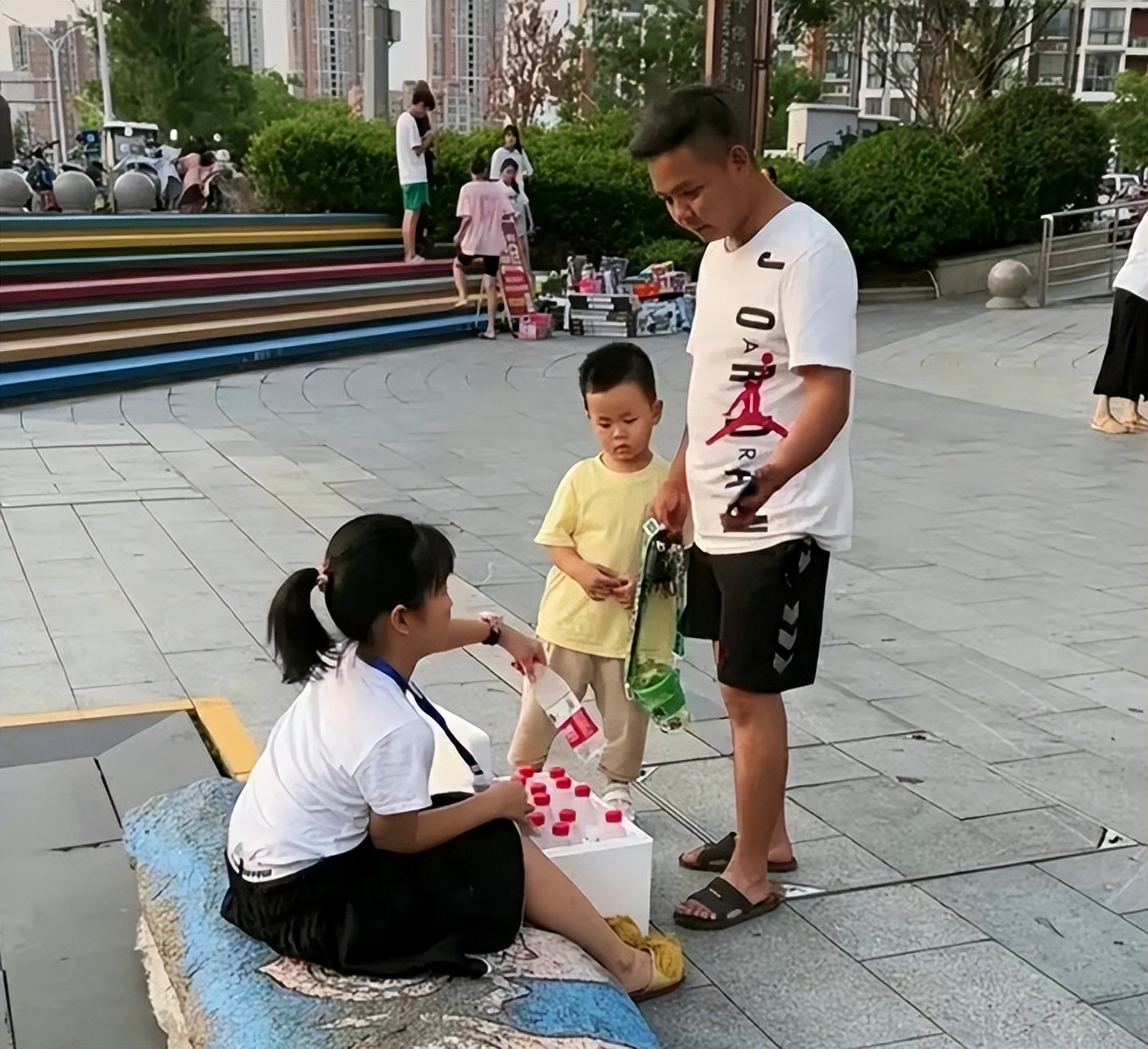 体验生活的小女孩,女孩体验生活卖冰棒