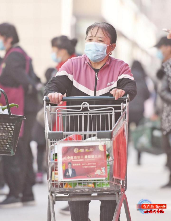 本报记者探访露天超市,青海西海都市报记者