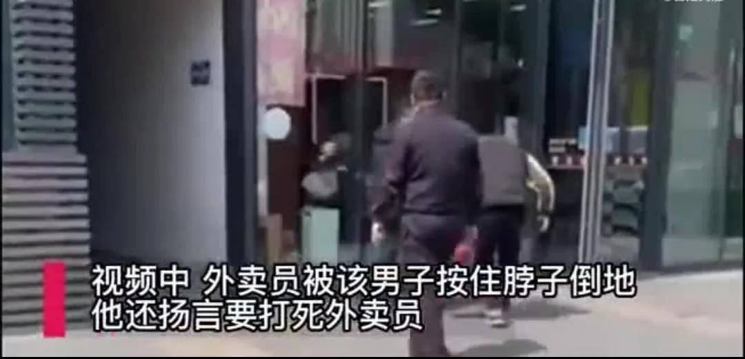 上海一男子当街行凶打女子,上海一男子当街行凶被群殴