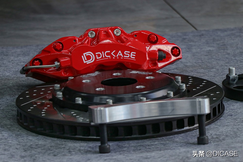 6代凯美瑞改装卡钳案例,迪卡司换刹车片