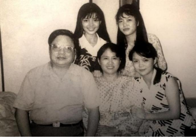 朱迅一家三口照顾瘫痪公公,朱迅和丈夫吃饭