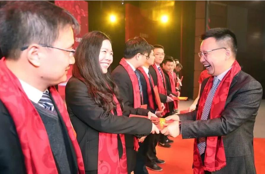 职场领导给加了年终奖需要送礼吗,领导私下跟自己要年终奖好不好