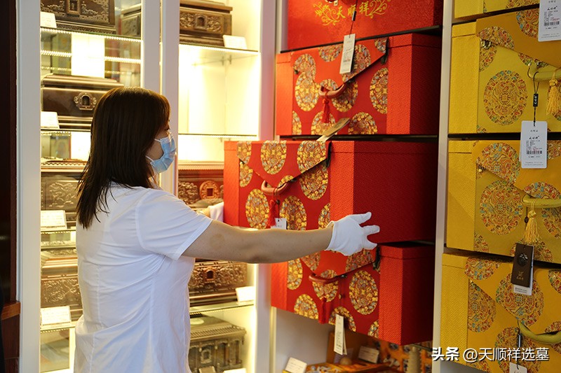 现在的寿衣多用什么面料,寿衣女士最好的料子是蚕丝吗