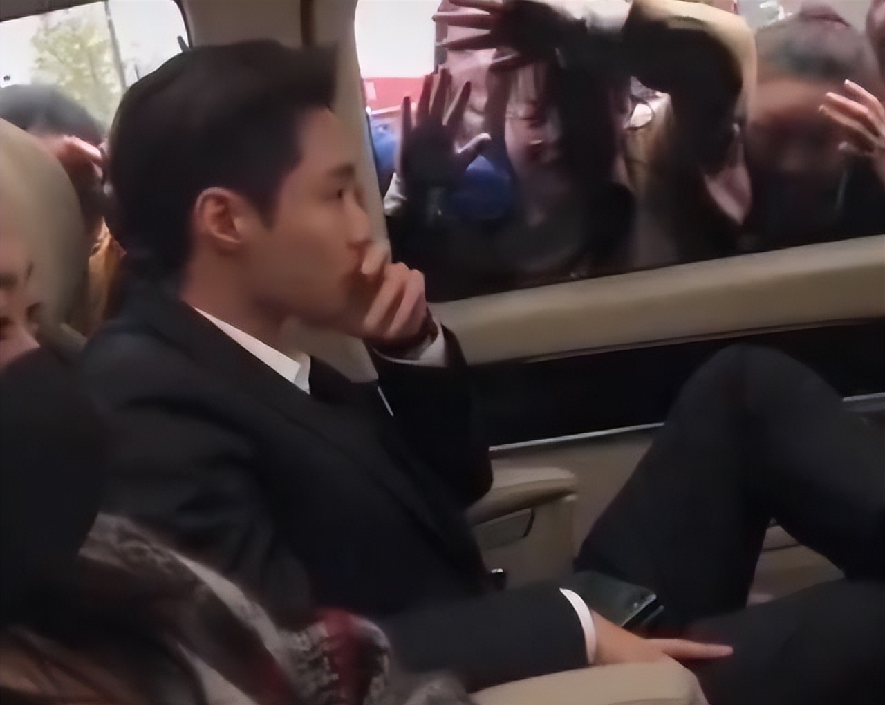 上门骚扰、扔鞋驱赶、组合拳打粉丝，连明星助理都这么嚣张了？