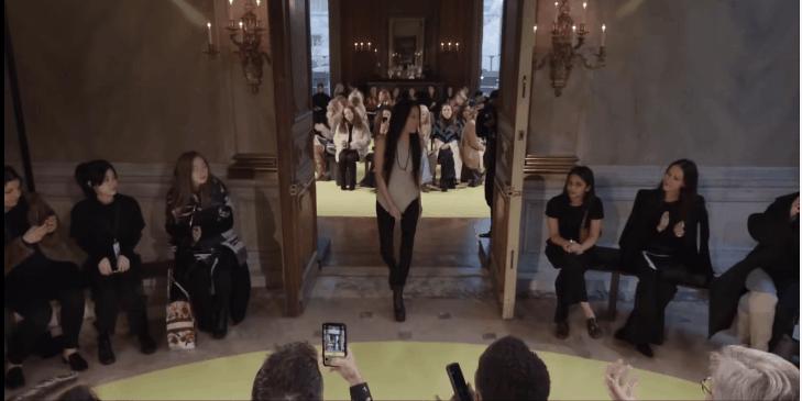 “婚纱女王”王微微73岁生日宴,秀美腿亮腹肌,身材似少女