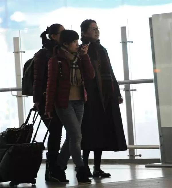 倪萍身残脚瘸永别舞台，臃肿不已