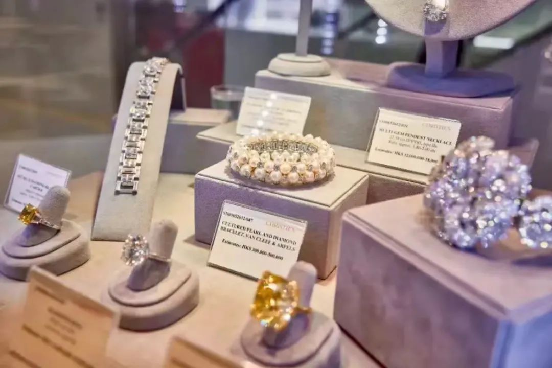 关之琳拍卖珠宝钻石手链,关之琳拍卖珠宝3个亿