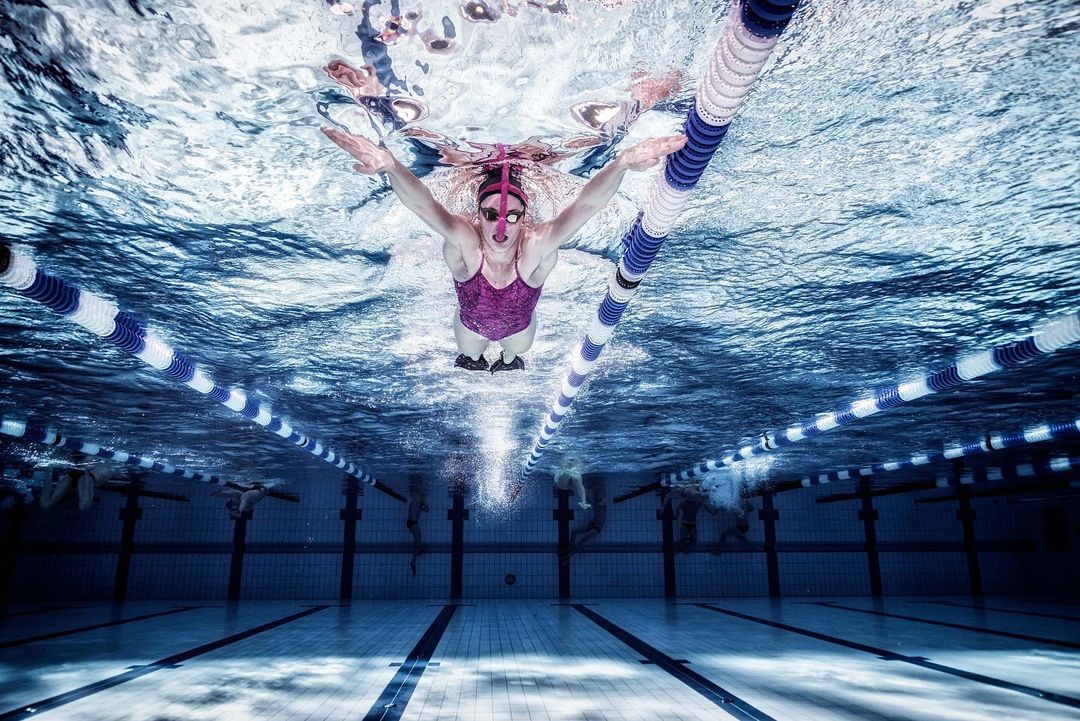 蛙泳潜水速度更快吗,蛙泳憋气不抬头更快