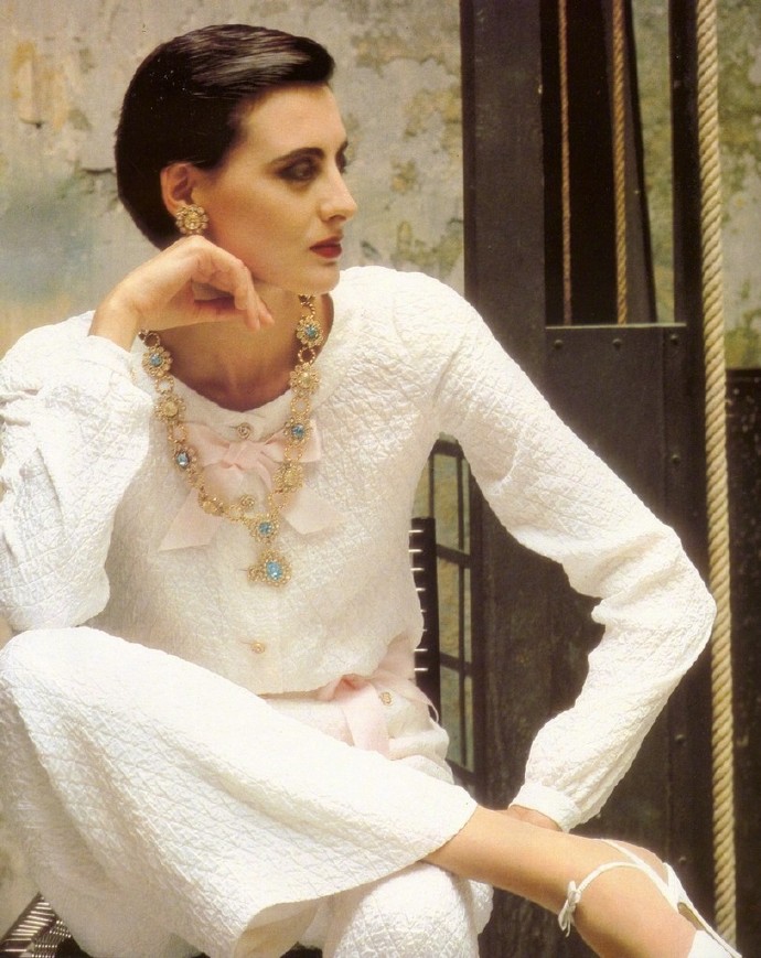 为什么小香风外套穿了显得很驼背,为什么你穿小香风廉价又土气