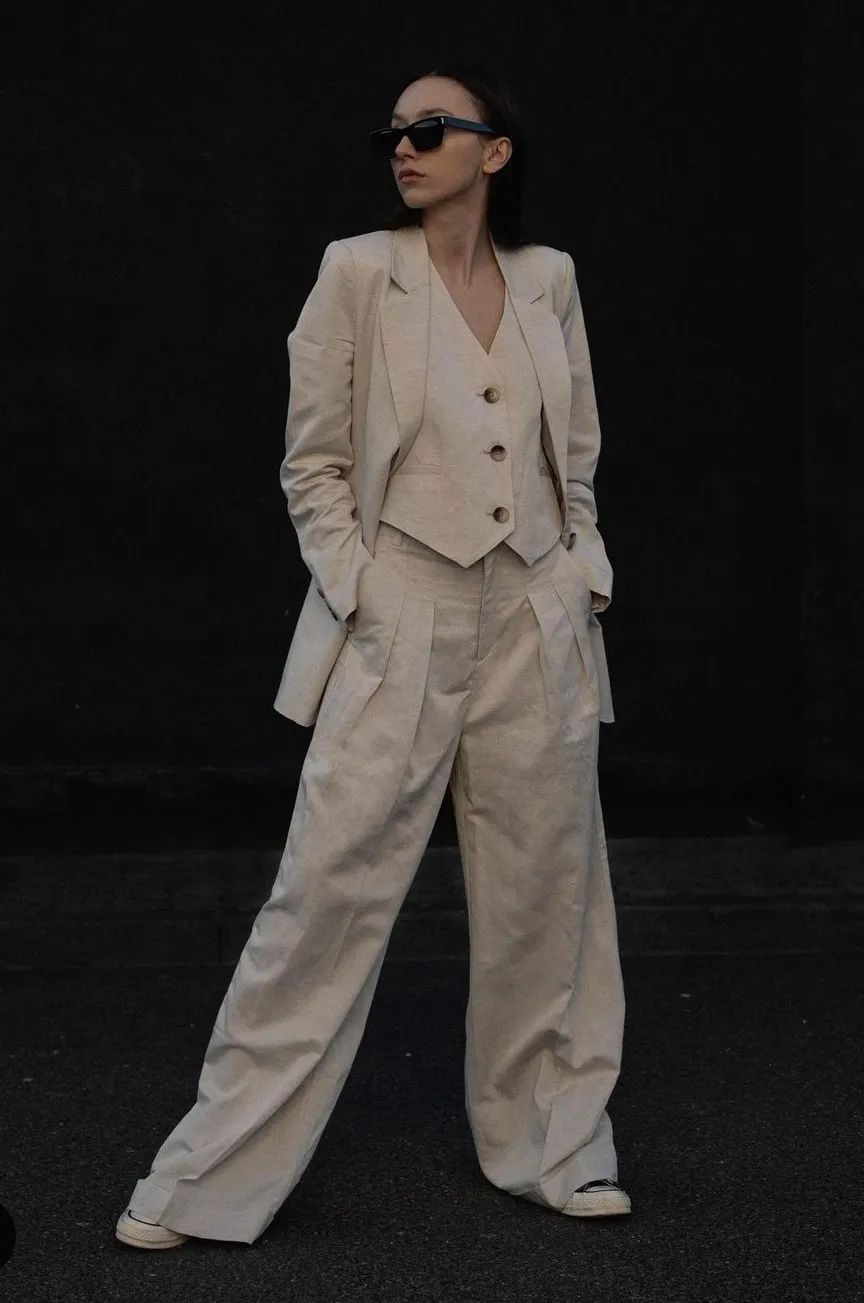 秋日马甲穿搭的n种,春天咖色格子针织马甲怎么搭配