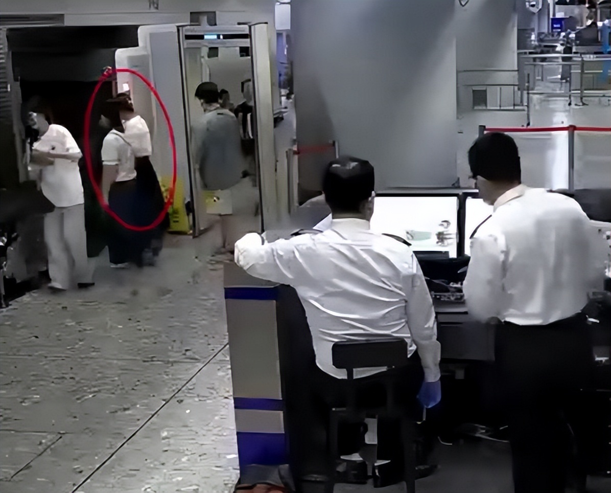 女子过安检被拦下身藏十余刀,女子过海关双腿绑满“少女针”