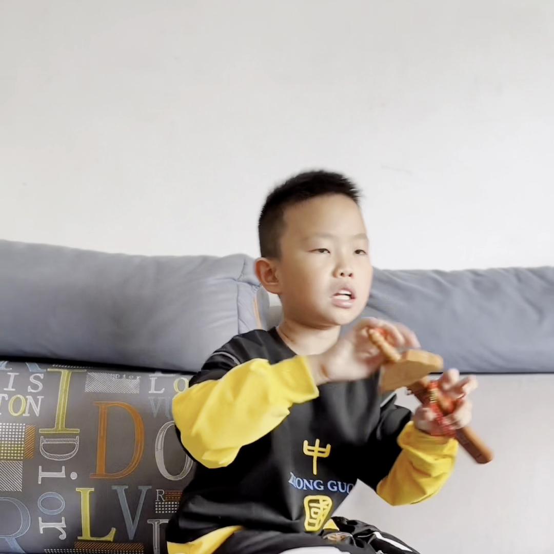 曹操用七星宝刀刺杀董卓全过程,曹操将七星宝刀献给董卓