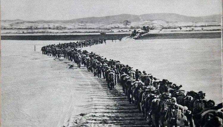 老兵看望去世战友一句话瞬间泪奔,断腿老兵看望战友