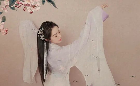 她被誉为神颜小花被李冰冰力捧,她曾被誉为娱乐圈校花