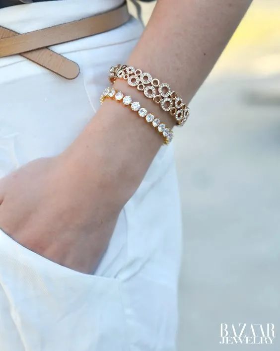 夏天担心藏不住“蝴蝶袖”？集齐明星博主教你“手镯转移*法大**”