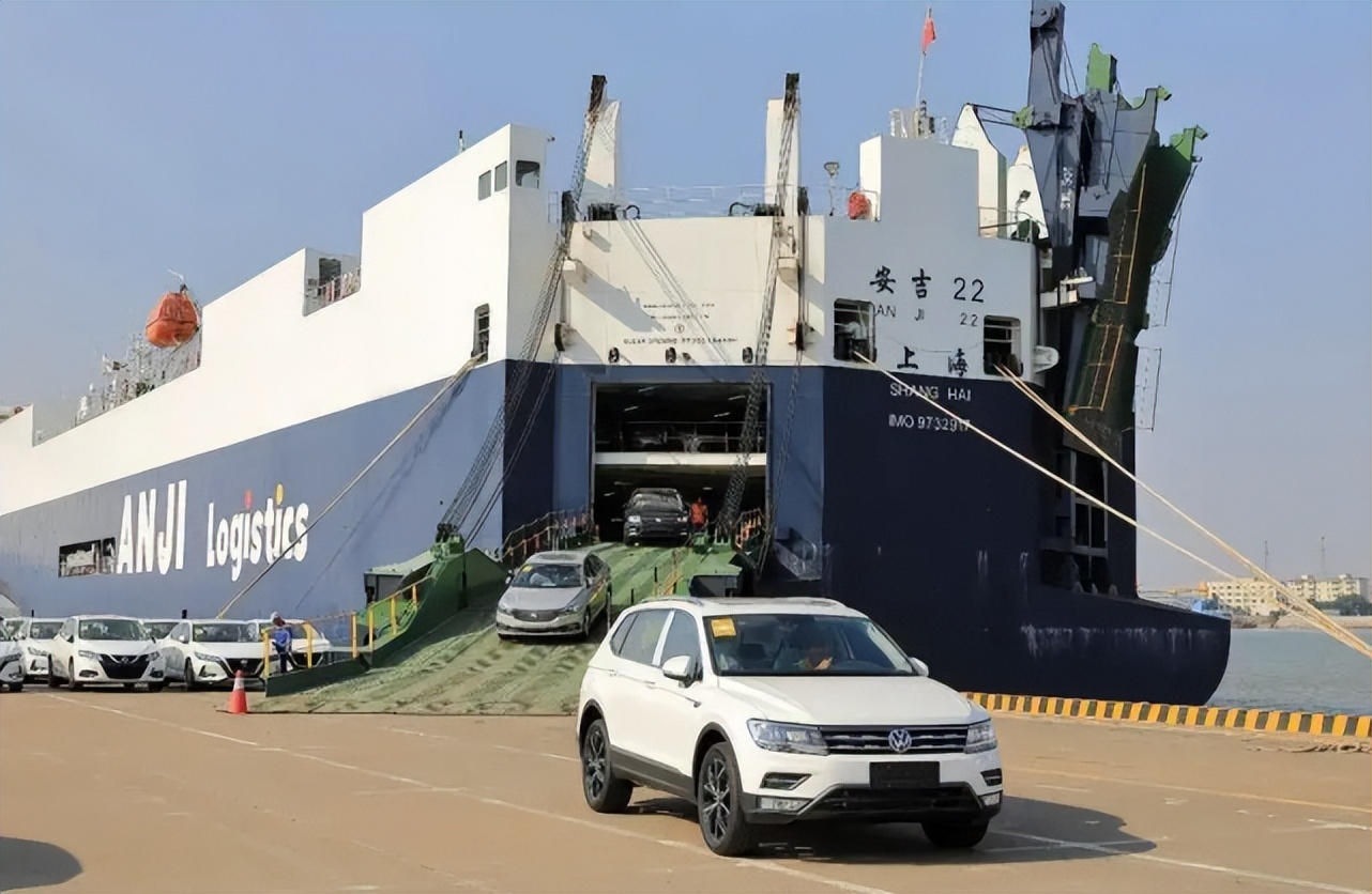 中国造全球最大豪华客滚船启航,中国最大滚装运输船