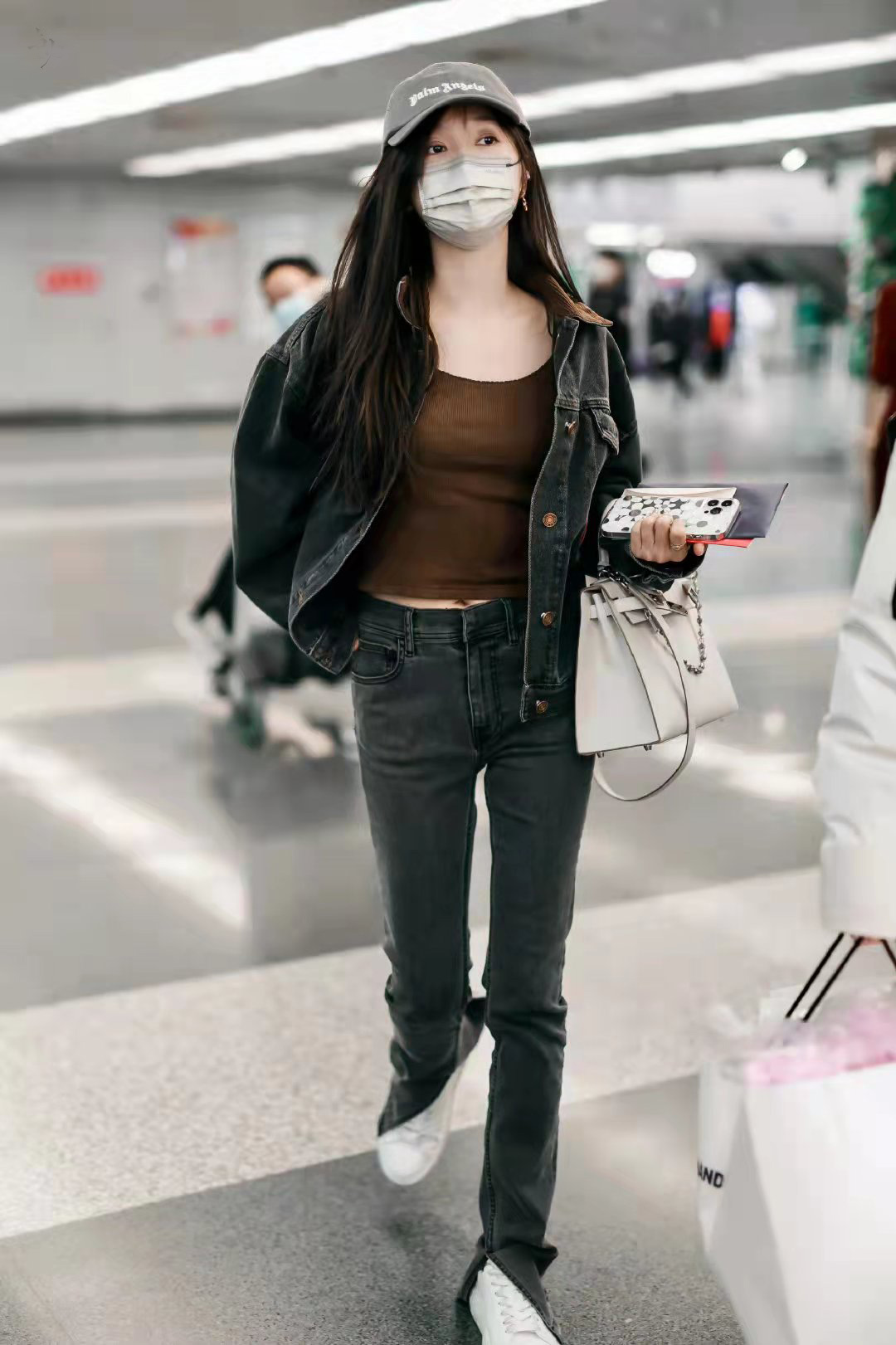 吴宣仪皮革十字星牛仔裤,吴宣仪牛仔裤新手驾到