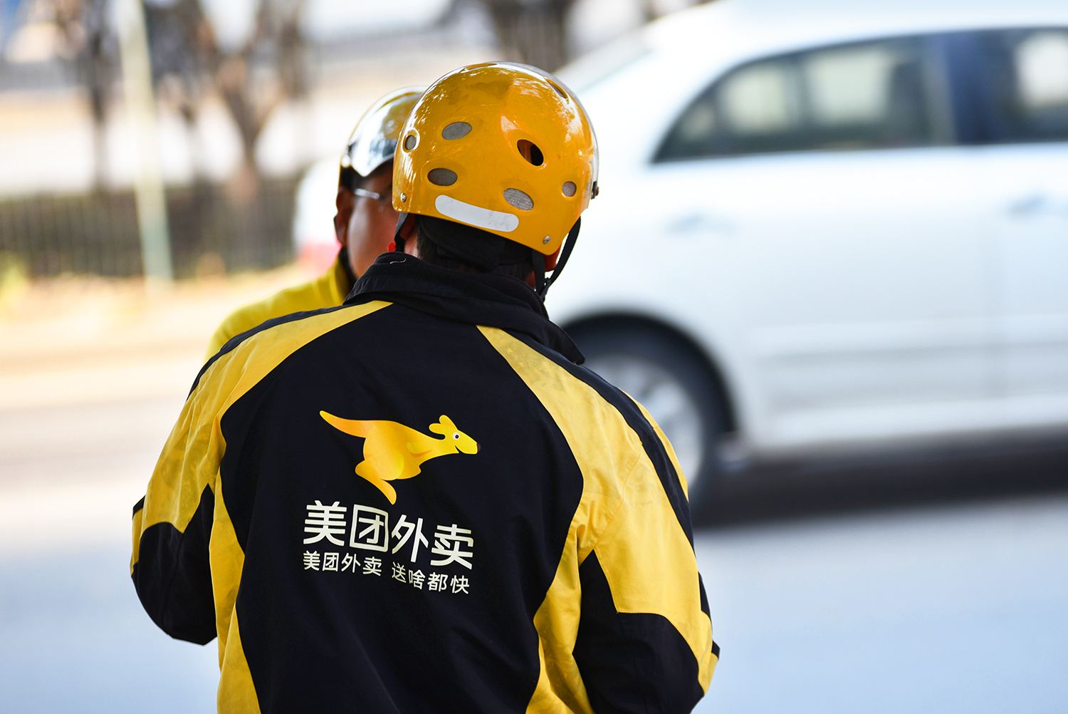 美团终于变了，三天发布两则公告，骑手和商家将直接受益