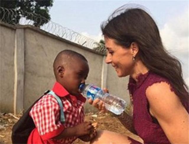 7年前，非洲1岁男孩被父母遗弃，流浪途中遇游客喂水后被收养