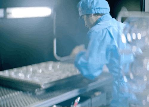 两只眼镜镜片种类不一样可以吗,两副眼镜为啥有一副镜片更透