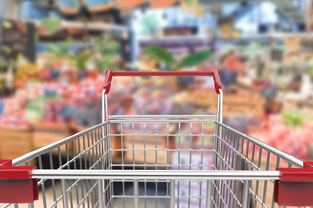 孩子不小心从购物车摔下去,小男孩摔下购物车后受伤