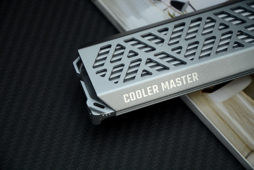 颜值与速度并存，免工具安装，酷冷至尊神钥AirM.2NVME硬盘盒开箱