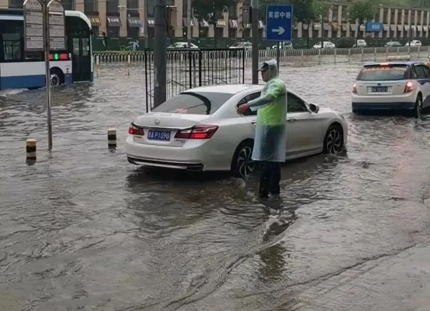 太原交警：窗外下着雨，我在守护你