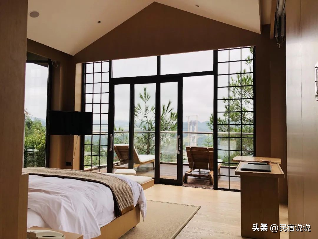 在云雾缭绕的朵花特大桥边隐藏着一家温泉酒店