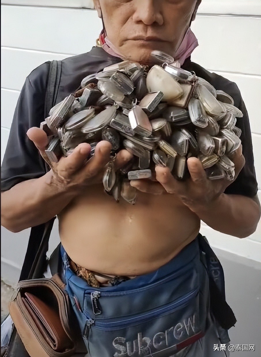 安全值拉满！泰国大叔挂近百个佛牌引关注