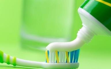 清洗衣物油渍好用吗,陈年衣物油渍太久怎样清洗