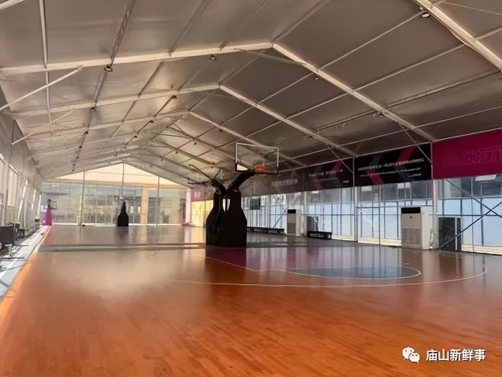 江夏庙山这两大商业体的楼顶，建起了体育运动场馆