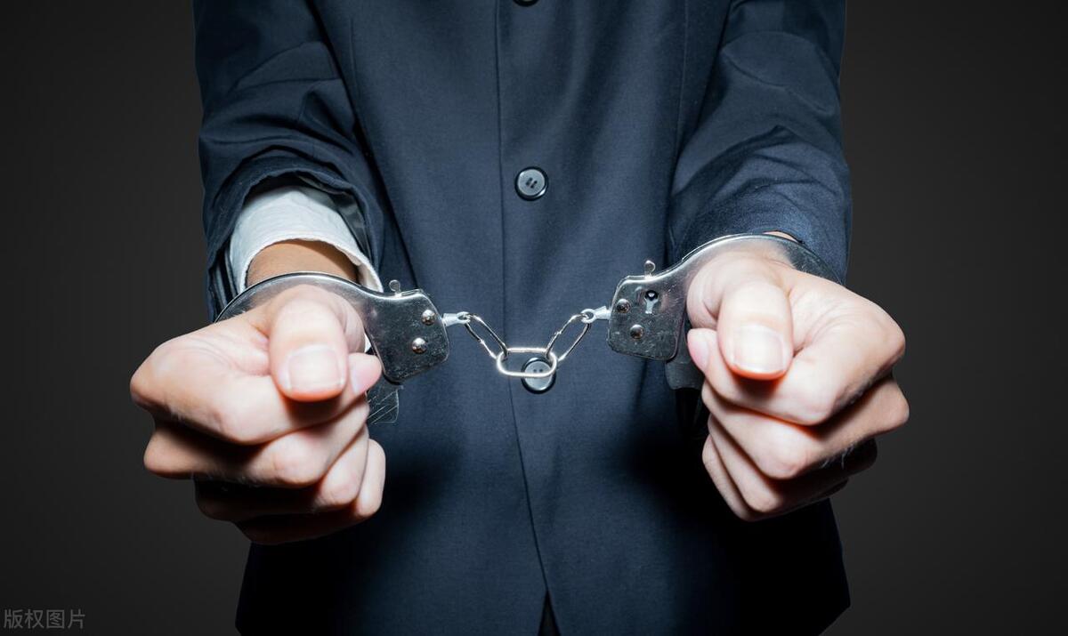 女子被丈夫家暴拖进电梯,女子疑似家暴后被拖进电梯