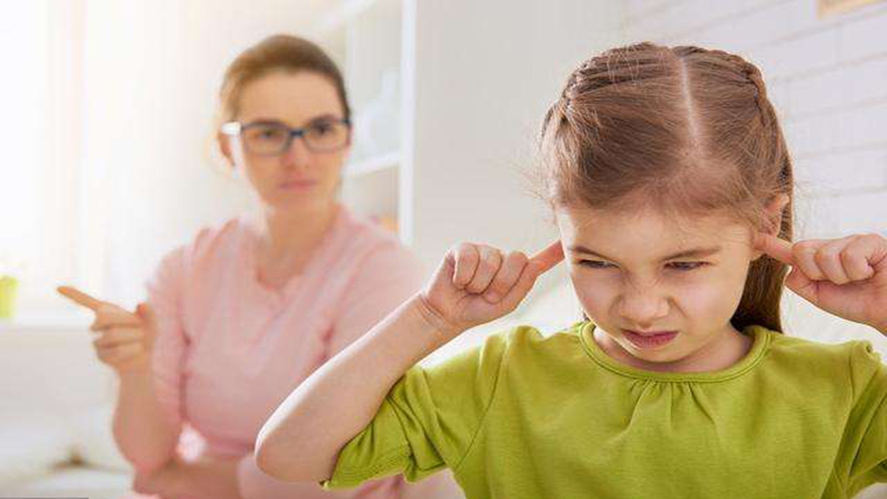 孩子跟父母不亲是父母的错了吗,跟父母都不亲的孩子长大痛苦吗