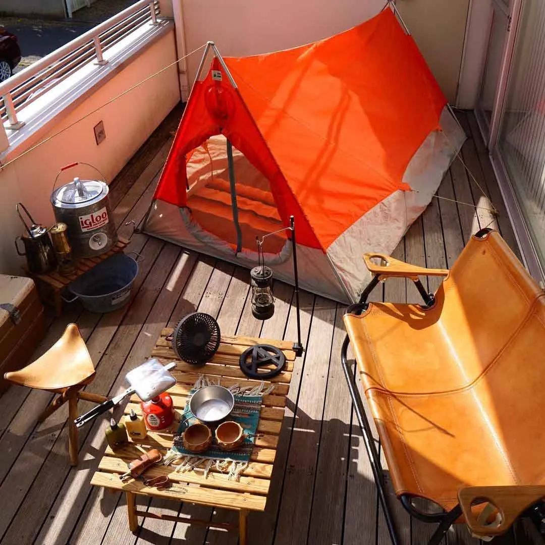 家里阳台怎么像露营感觉,阳台既能晾衣服也能当临时卧室