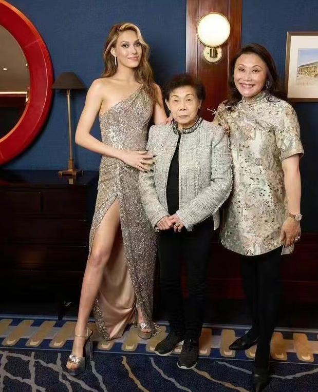 谷爱凌晒与奶奶合照一双绣花鞋,谷爱凌奶奶全集视频