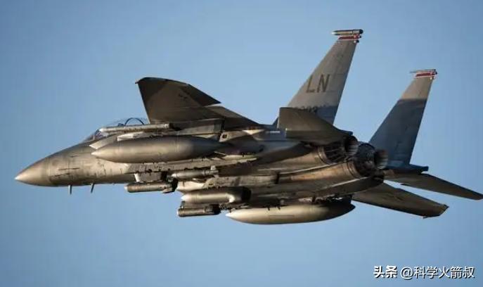 f14雄猫战斗机从头上飞过,f14雄猫战斗机干掉f22