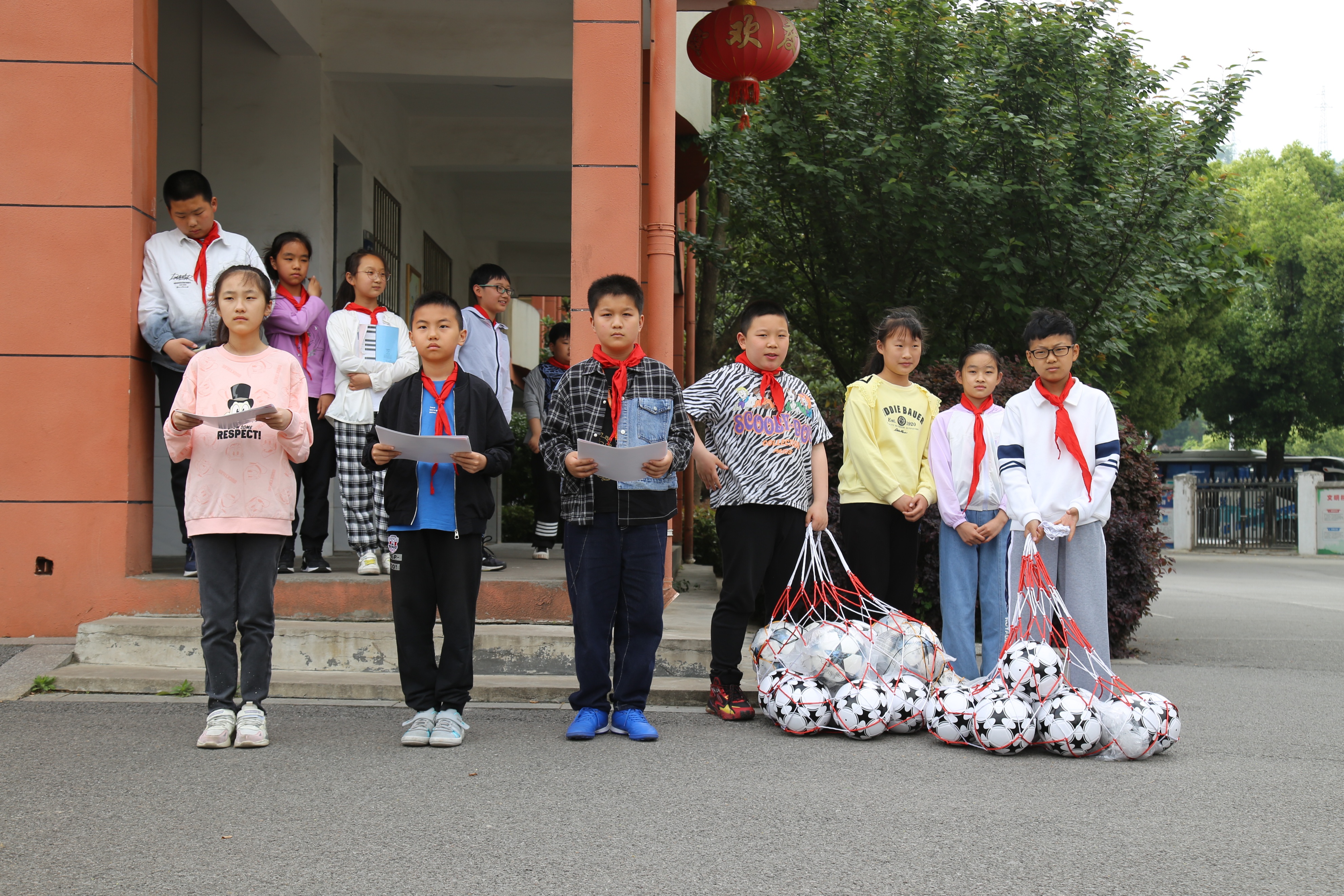 庆阳市东方红小学足球队照片,小学学校校园足球出征仪式