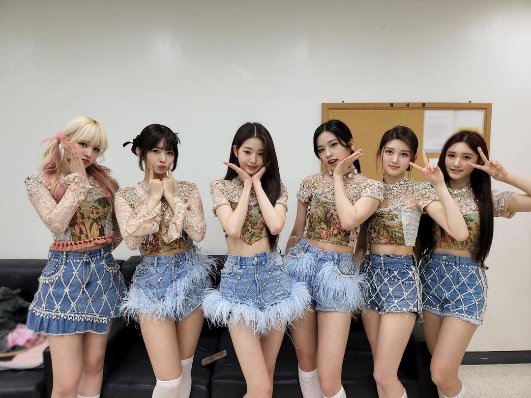 舞台上舔手摸*体下**，韩国人气女爱豆校庆表演被骂不堪入目？