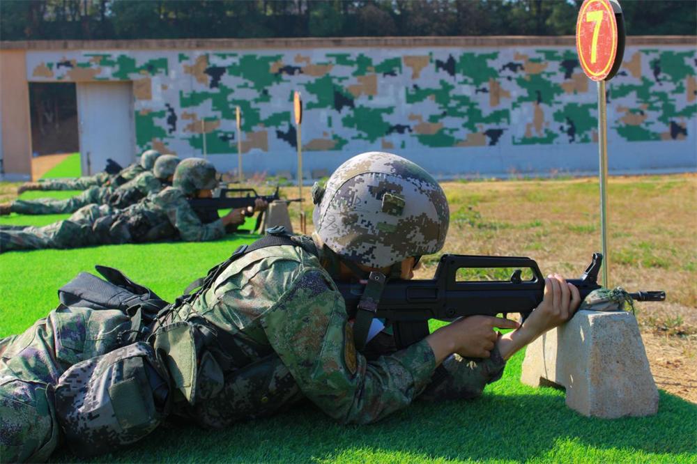 战味十足铁血男儿勇争排头兵,战味十足直击新兵训练现场