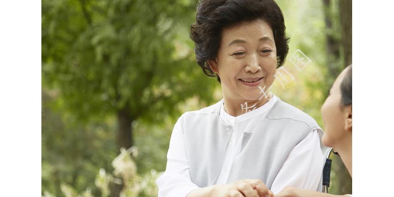 分家时大伯把烂滩地全给我爸，如今这里建高速，大伯肠子都悔青了