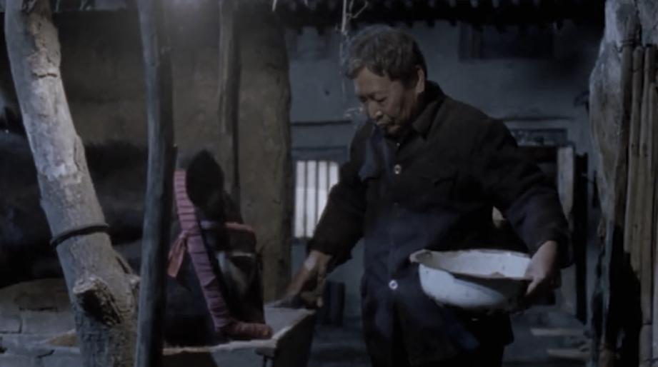 70岁老汉砍死村霸，将手脚筋全部挑掉，老汉：他*辱侮**我儿媳妇！