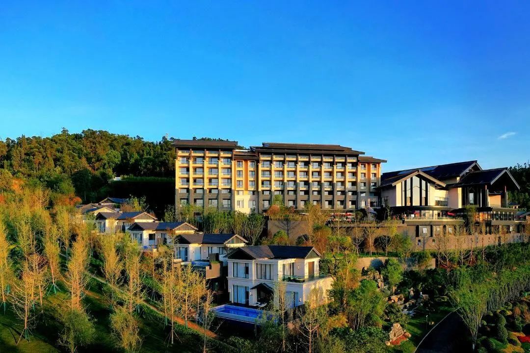 昆明旁边的小城，有山有湖好舒服