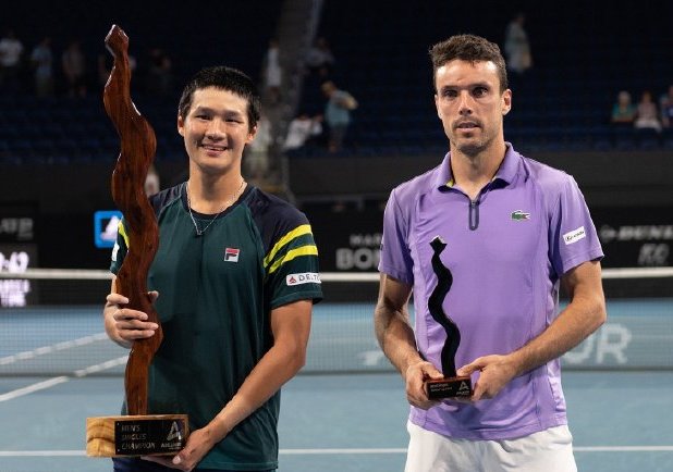 德约澳网最新官方消息,德约晋级澳网四强砸拍子